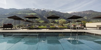 Familienhotel - Hallenbad - Marling - Sky-Infinity-Pool mit Thermalwasser 32 °C im 5. Stock - Feldhof DolceVita Resort