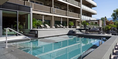 Familienhotel - Umgebungsschwerpunkt: Berg - Marling - Solepool mit Thermalwasser 34 °C im Garten - Feldhof DolceVita Resort