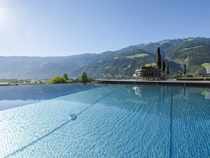 Familienhotel - Suiten mit extra Kinderzimmer - Oberbozen - Ritten - Sky-Infinity-Pool mit Thermalwasser 32 °C im 5. Stock - Feldhof DolceVita Resort