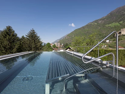 Familienhotel - Pools: Außenpool beheizt - Dimaro - Großer Panorama-Whirlpool 34 °C auf dem Feldhof-Dach - Feldhof DolceVita Resort