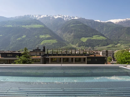 Familienhotel - Pools: Innenpool - Dimaro - Großer Panorama-Whirlpool 34 °C auf dem Feldhof-Dach - Feldhof DolceVita Resort