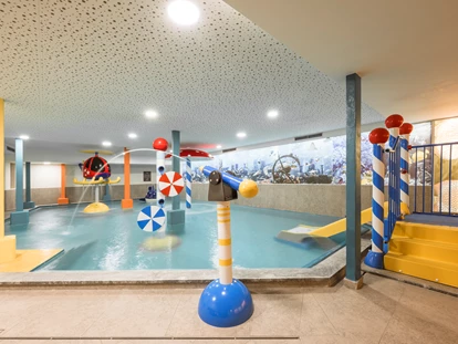 Familienhotel - Hallenbad - Dimaro - Kinder-Erlebnishallenbad 34 °C mit Wasserspielen und Rutsche - Feldhof DolceVita Resort