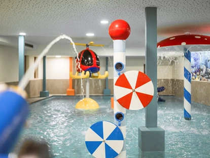 Familienhotel - Umgebungsschwerpunkt: Berg - Trentino-Südtirol - Kinder-Erlebnishallenbad 34 °C mit Wasserspielen und Rutsche - Feldhof DolceVita Resort