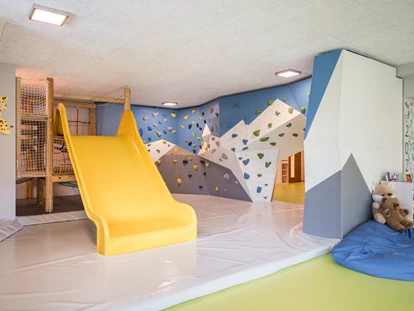 Familienhotel - Wellnessbereich - Trentino-Südtirol - 280 m² großes Erlebnis-Kinderspielzimmer - Feldhof DolceVita Resort