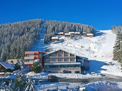 Familienhotel - Skikurs direkt beim Hotel - Rückersdorf (Sittersdorf) - Familotel Hotel**** Alpengasthof Hochegger Aussen im Winter
 - Hotel**** Hochegger