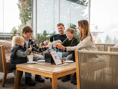 Familienhotel - Verpflegung: alkoholfreie Getränke ganztags inklusive - Horzach I - Lounge auf der Sonnenterrasse - Hotel**** Hochegger