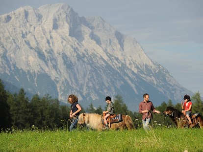 Familienhotel - Umgebungsschwerpunkt: Berg - Ausritt mit den Ponys - Der Stern - Das nachhaltige Familienhotel seit 1509