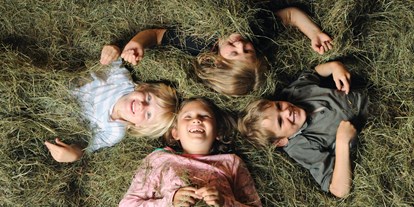 Familienhotel - Babyphone - Kinder spielen im Heu - Der Stern - Das nachhaltige Familienhotel seit 1509