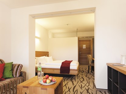 Familienhotel - Skikurs direkt beim Hotel - Ehrwald - Zimmer mit Doppelbett und Wohnbereich - Der Stern - Das nachhaltige Familienhotel seit 1509