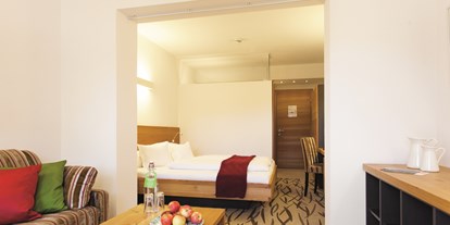 Familienhotel - Skikurs direkt beim Hotel - Zimmer mit Doppelbett und Wohnbereich - Der Stern - Das nachhaltige Familienhotel seit 1509