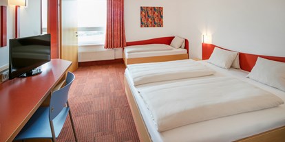 Familienhotel - Umgebungsschwerpunkt: See - Dreibettzimmer
   fixes Zusatzbett
   Belegung max. 2 Erw. & 1 Kind bis 14,9 Jahre & 
   - H2O Hotel-Therme-Resort