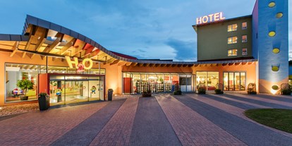 Familienhotel - Pools: Sportbecken - Österreich - Eingang - H2O Hotel-Therme-Resort