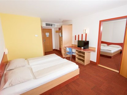 Familienhotel - Steiermark - Familienzimmer mit Verbindungstür
  für große Familien (2 Erw & bis zu 4 Kinder)
 - H2O Hotel-Therme-Resort