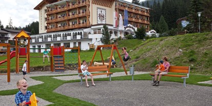 Familienhotel - Kinderbetreuung in Altersgruppen - Ködnitz (Kals am Großglockner) - Hotel-Spielplatz  - Alpinhotel Jesacherhof - Gourmet & Spa