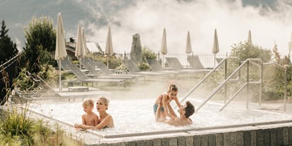 Familienhotel - Umgebungsschwerpunkt: Therme - PLZ 6655 (Österreich) - Outdoor Whirlpool - Schlosshotel Fiss