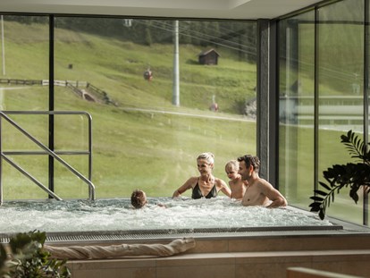Familienhotel - Tiroler Oberland - Whirlpool - Schlosshotel Fiss