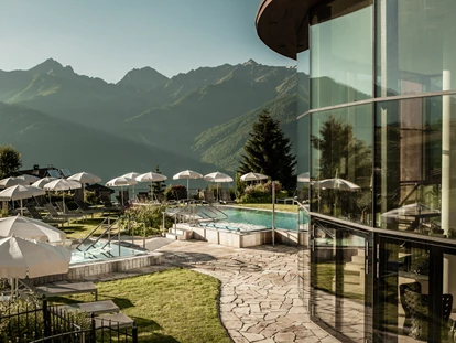 Familienhotel - Pools: Innenpool - Österreich - Außenbereich Sommer - Schlosshotel Fiss