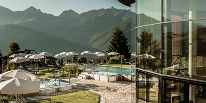 Familienhotel - Schwimmkurse im Hotel - Ehrwald - Außenbereich Sommer - Schlosshotel Fiss