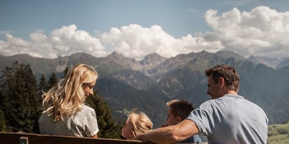 Familienhotel - Preisniveau: exklusiv - Tirol - Familienwanderung
 - Schlosshotel Fiss