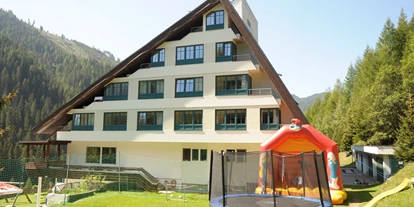 Familienhotel - Umgebungsschwerpunkt: Berg - Aich (Feldkirchen in Kärnten) - Garten mit Trampolin und Hüpfburg - Nockalm