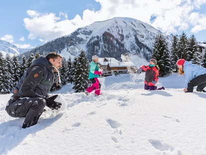 Familienhotel - Skikurs direkt beim Hotel - Ehrwald - Schneeballschlacht im Schnee - Familotel Kaiserhof****