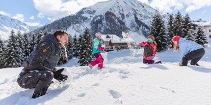 Familienhotel - Skikurs direkt beim Hotel - Schneeballschlacht im Schnee - Familotel Kaiserhof****