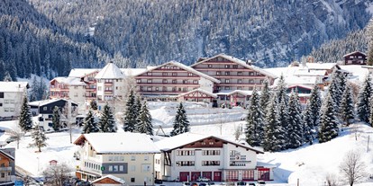 Familienhotel - Pools: Außenpool beheizt - Zugspitze - Kaiserhof im Winter - Familotel Kaiserhof****