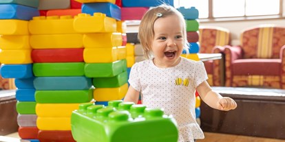 Familienhotel - Babybetreuung - PLZ 87544 (Deutschland) - Spielzimmer mit großen Legosteinen - Familotel Kaiserhof****