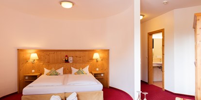 Familienhotel - Skikurs direkt beim Hotel - Kaiserzimmer mit Doppelbett - Familotel Kaiserhof****