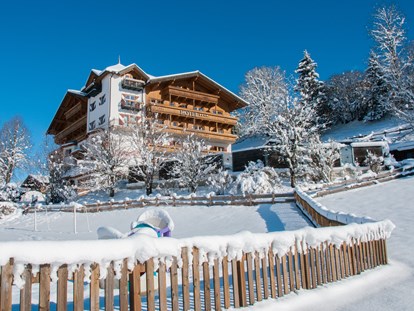 Familienhotel - Tirol - Hotel im Winter, unmittelbare Nähe zum Kinder- und Anfängerskigebiet Kirchdorf, Skibus,
Rodel- und Bobverleih kostenlos, Winterwanderwege, Kinderwagen leihweise kostenlos - Hotel babymio