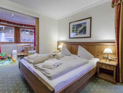 Familienhotel - Skikurs direkt beim Hotel - Österreich - Familienzimmer mit abtrennbarem Kinderschlafraum - Hotel babymio