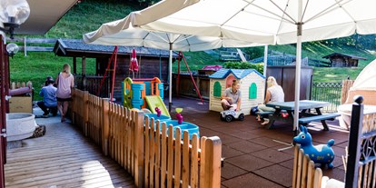 Familienhotel - Pools: Außenpool beheizt - Oberndorf in Tirol - Spielterasse Kinderbetreuung - Hotel babymio