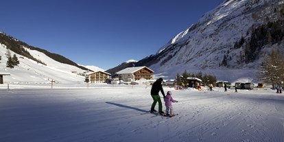 Familienhotel - Skikurs direkt beim Hotel - Babylift und Talabfahrt direkt am Hotel - Kinder- & Gletscherhotel Hintertuxerhof