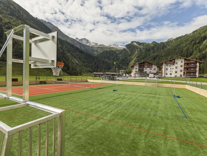 Familienhotel - Suiten mit extra Kinderzimmer - Medraz - Mehrzweck-Sportplatz - Kinder- & Gletscherhotel Hintertuxerhof