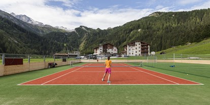 Familienhotel - Umgebungsschwerpunkt: Berg - Tennis- & Mehrzwecksportplatz - Kinder- & Gletscherhotel Hintertuxerhof