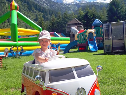 Familienhotel - Kinderwagenverleih - Unser Spielplatz mit Mega-Hüpfburg - Kinder- & Gletscherhotel Hintertuxerhof
