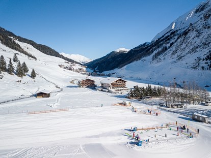 Familienhotel - Umgebungsschwerpunkt: Berg - Vals - Mühlbach - Hausansicht mit Talabfahrt & Übungslift der Skischule - Kinder- & Gletscherhotel Hintertuxerhof