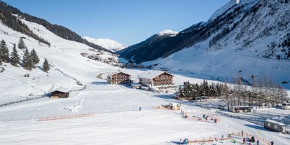 Familienhotel - WLAN - Hausansicht mit Talabfahrt & Übungslift der Skischule - Kinder- & Gletscherhotel Hintertuxerhof