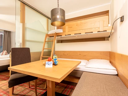 Familienhotel - Suiten mit extra Kinderzimmer - Medraz - Etagenbett in der Juniorsuite - Kinder- & Gletscherhotel Hintertuxerhof