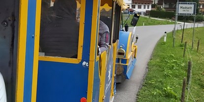 Familienhotel - Kinderwagenverleih - Unterwegs mit dem Gletscherwurm. - Kinder- & Gletscherhotel Hintertuxerhof