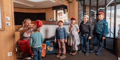 Familienhotel - Skikurs direkt beim Hotel - Rezeption - Kinder- & Gletscherhotel Hintertuxerhof