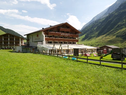 Familienhotel - Umgebungsschwerpunkt: Berg - Schlitters - Ansicht Sommer - Kinder- & Gletscherhotel Hintertuxerhof