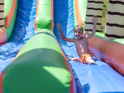 Familienhotel - Kinderwagenverleih - Schlitters - Wasserrutschen-Spaß im Sommer - Kinder- & Gletscherhotel Hintertuxerhof