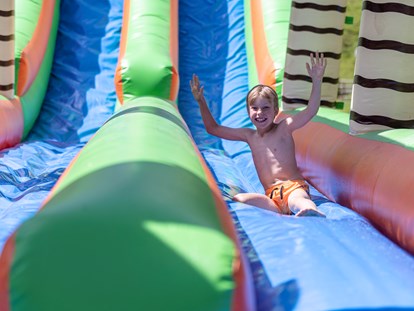 Familienhotel - Kinderwagenverleih - Wasserrutschen-Spaß im Sommer - Kinder- & Gletscherhotel Hintertuxerhof