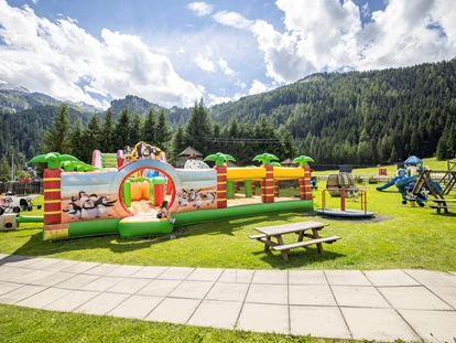 Familienhotel - Umgebungsschwerpunkt: Berg - Schlitters - Hüpfburg & Spielplatz - Kinder- & Gletscherhotel Hintertuxerhof
