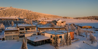 Familienhotel - Kletterwand - Eibenstock - Das Elldus Resort im Winter - nicht ohne Grund wird das Erzgebirge auch "Winterwunderland" genannt... - Elldus Resort - Familotel Erzgebirge