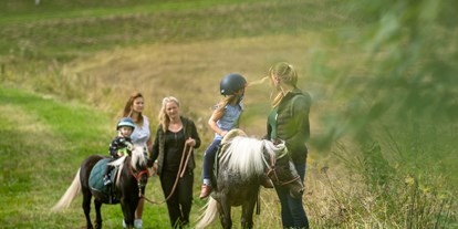 Familienhotel - Kinderwagenverleih - Erzgebirge - Einfach mal mit einem Pony wandern gehen... - Elldus Resort - Familotel Erzgebirge