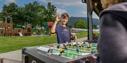 Familienhotel - Kinderwagenverleih - Erzgebirge - Spielspaß im Outdoorbereich der Spielscheune - Elldus Resort - Familotel Erzgebirge