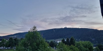 Familienhotel - Umgebungsschwerpunkt: Berg - PLZ 08261 (Deutschland) - Der Fichtelberg am Abend. - Elldus Resort - Familotel Erzgebirge
