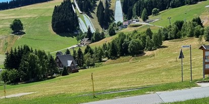 Familienhotel - Skikurs direkt beim Hotel - Eibenstock - Blick auf die Schanzen. - Elldus Resort - Familotel Erzgebirge